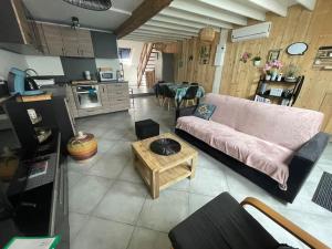 Kuchyňa alebo kuchynka v ubytovaní F3 Duplex "O Meublé de Pithiviers" 2 chambres 8 personnes