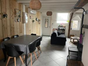 Posedenie v ubytovaní F3 Duplex "O Meublé de Pithiviers" 2 chambres 8 personnes