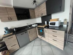 Kuchyňa alebo kuchynka v ubytovaní F3 Duplex "O Meublé de Pithiviers" 2 chambres 8 personnes