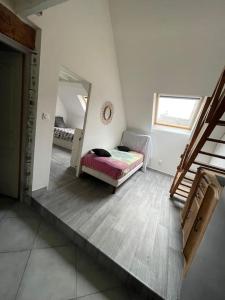 Posteľ alebo postele v izbe v ubytovaní F3 Duplex "O Meublé de Pithiviers" 2 chambres 8 personnes