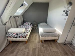 Posteľ alebo postele v izbe v ubytovaní F3 Duplex "O Meublé de Pithiviers" 2 chambres 8 personnes