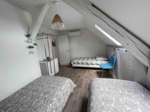 Posteľ alebo postele v izbe v ubytovaní F3 Duplex "O Meublé de Pithiviers" 2 chambres 8 personnes