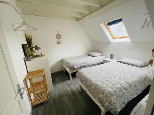 Posteľ alebo postele v izbe v ubytovaní F3 Duplex "O Meublé de Pithiviers" 2 chambres 8 personnes
