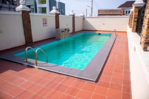 Kolam renang di atau dekat dengan Cozy 2Bed Terraced Duplex Apartment in Ajah-Lekki