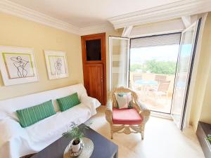 ein Wohnzimmer mit Couch und Tisch in der Unterkunft Luminoso apartamento a 10 minutos del Centro in Granada