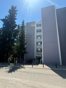 Budova, kde se apartmán nachází + 5 fotografií