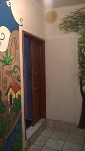 una habitación con una pintura en la pared en Posada Paraiso, en Tepoztlán