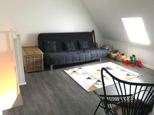 un salon avec un canapé et une table dans l'établissement Triplex à 100m de la plage, à Dieppe