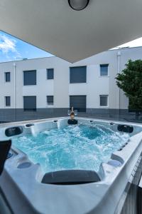 Bazén v ubytování 4 GENTLEMEN VILLAS with private jacuzzi nebo v jeho okolí