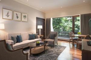Mövenpick Hotel Bangkok Ploenchit BDMS的休息区
