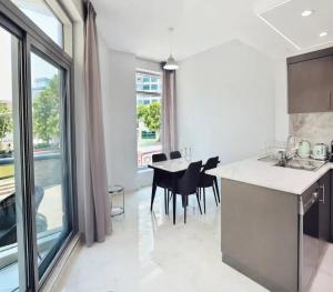 Fotografie z fotogalerie ubytování Near JBR Beach, Park Island, Dubai Marina, Superb 1BR with Balcony v Dubaji
