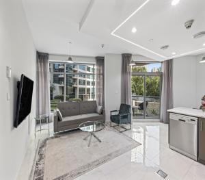 Fotografie z fotogalerie ubytování Near JBR Beach, Park Island, Dubai Marina, Superb 1BR with Balcony v Dubaji