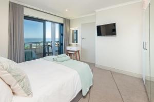Ένα ή περισσότερα κρεβάτια σε δωμάτιο στο Walker Bay Luxury Seafront Apartment