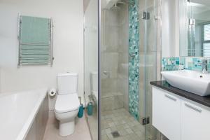 Ένα μπάνιο στο Walker Bay Luxury Seafront Apartment +16 φωτογραφίες