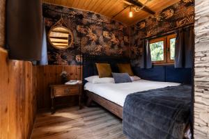 Postel nebo postele na pokoji v ubytování Gypsy Hill & Spa + 24 fotografií