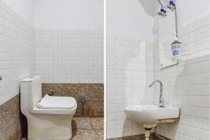 デヘラードゥーンにあるFabHotel The Bird Houseのトイレと洗面台付きのバスルーム +20枚の写真