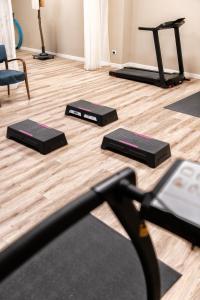 The fitness centre and/or fitness facilities at CallMe Crema - Struttura in centro storico
