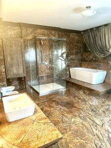 Bilik mandi di Apartament imperial