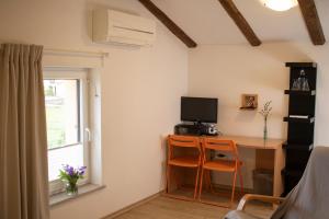 a room with a desk with a computer and two chairs at Borea Rooms - Sobe Budanje in Vipava