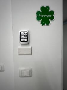 エーボリにあるPorta Fortuna roomsの壁に緑のクローバーが飾られたドア