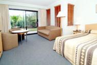 Habitación de hotel con cama y silla en St Marys Park View Motel, en St Marys