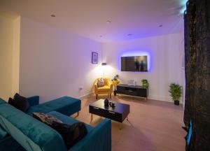 TV a/nebo společenská místnost v ubytování Heathrow Haven
