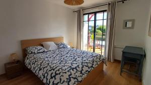 Un dormitorio con una cama y vista a un patio. en Les Voiles du Clipper T2, en Préfailles