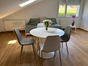 a living room with a white table and chairs at Mar de Queiruga: 21 Enxa in Porto do Son