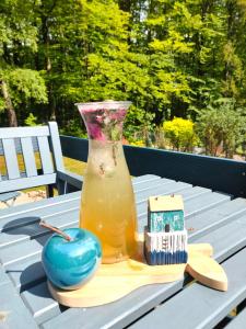 un vase posé sur une table de pique-nique dans l'établissement Modry Domek Szczyrk, à Szczyrk