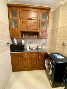 a kitchen with a washing machine in a room at Luxe Home in Madinaty in Madinaty