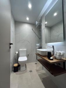 un bagno con un water bianco e un lavandino di Urban Escape ad Atene
