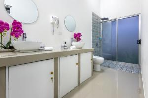 Ванная комната в The Zion Suite Tortuguero +4 фотографии