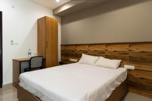 Aryaas Residency Nettoor客房内的一张或多张床位