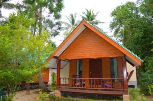 Zahrada ubytování Sayang Beach Resort Koh Lanta