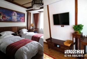 Posteľ alebo postele v izbe v ubytovaní Zhangjiajie Wulingju Hotel