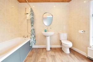 Un baño con lavabo, inodoro y bañera. en Richard Moon House - By Sigma Stays, en Crewe