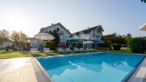 Bazén v ubytování Hotel Villa Flora nebo v jeho okolí