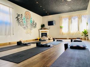 TV a/nebo společenská místnost v ubytování High Desert Paradise By The Cohost Company