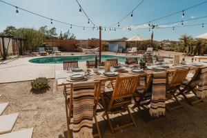 Bazén v ubytování High Desert Paradise By The Cohost Company nebo v jeho okolí