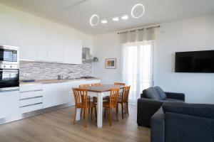 Cucina o angolo cottura di FRONTEMARE Suites