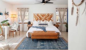 Postel nebo postele na pokoji v ubytování High Desert Paradise By The Cohost Company + 86 fotografií