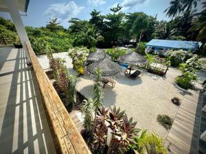 eine Luftaufnahme eines Strandes mit Sonnenschirmen in der Unterkunft Ocean Voice Beach Resort & Diving in Nolhivaranfaru