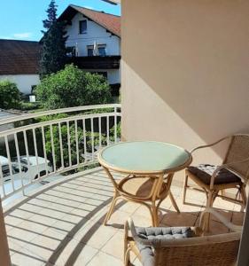 NadgoricaApartments Sina的阳台上配有桌椅的露台