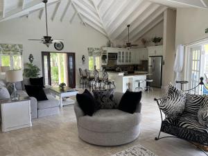 sala de estar amplia con sillas y cocina en Remarkable 3-Bed Villa in christ church, en Christ Church