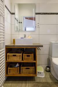 een badkamer met een wastafel en rieten manden bij Glück Auf Ferienhäuser Winterberg in Winterberg +26 foto's