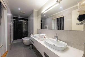 Koupelna v ubytování Hotel Salona Palace