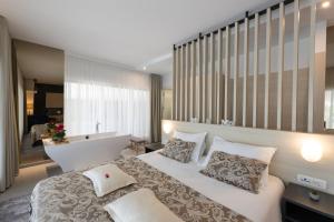 Postel nebo postele na pokoji v ubytování Hotel Salona Palace