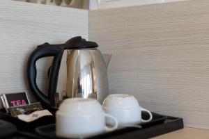 Příslušenství pro přípravu čaje a kávy v ubytování Hotel Salona Palace