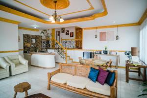 IdanaoDanao RM House的客厅里有一张沙发和一张桌子。