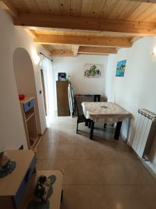 Zimmer mit einem Tisch und einer Küche. in der Unterkunft Casa Nonna Maria in Monte SantʼAngelo